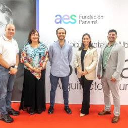 Five individuals stand on a red carpet in front of a backdrop displaying the AES Fundación Panamá logo and the title of a documentary about Belisario Porras. The group includes three men and two women, dressed in a mix of casual and business attire. A large black-and-white portrait of Belisario Porras is visible on the backdrop, emphasizing the event's focus.